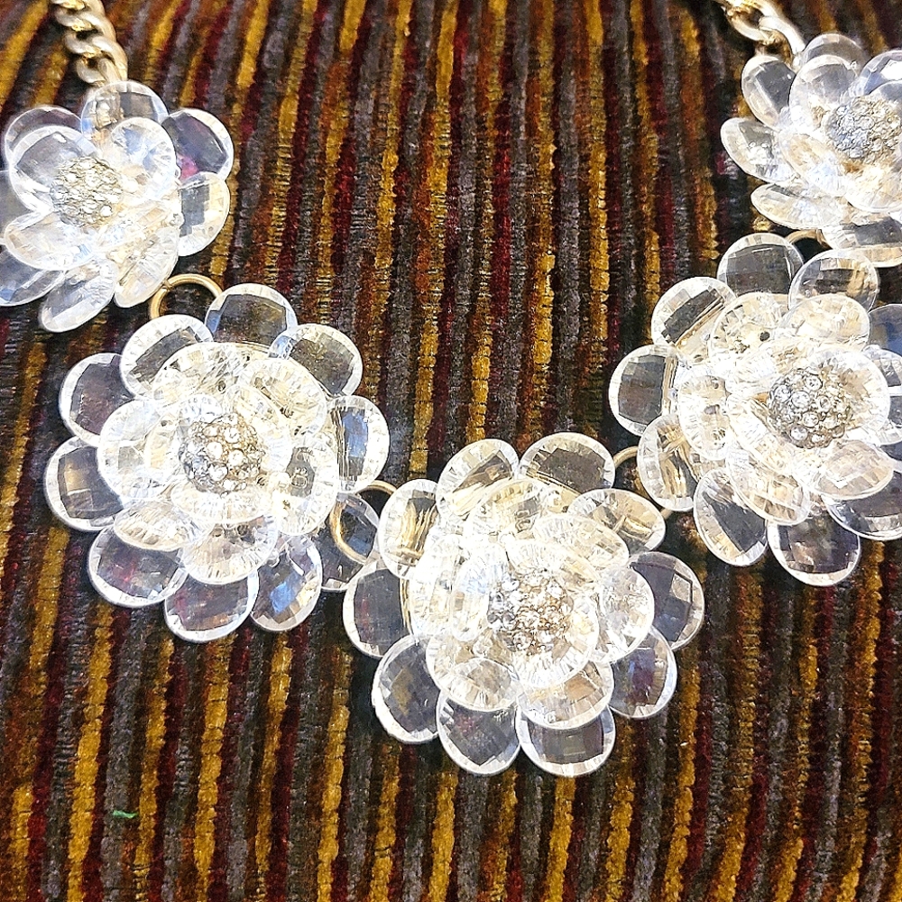 FLORAL NECKLESS
